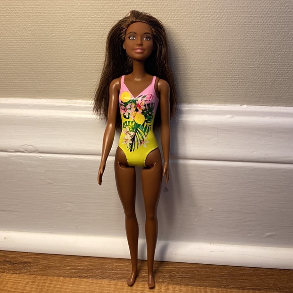 Beach Barbie in Yellow - Picture 2 of 6